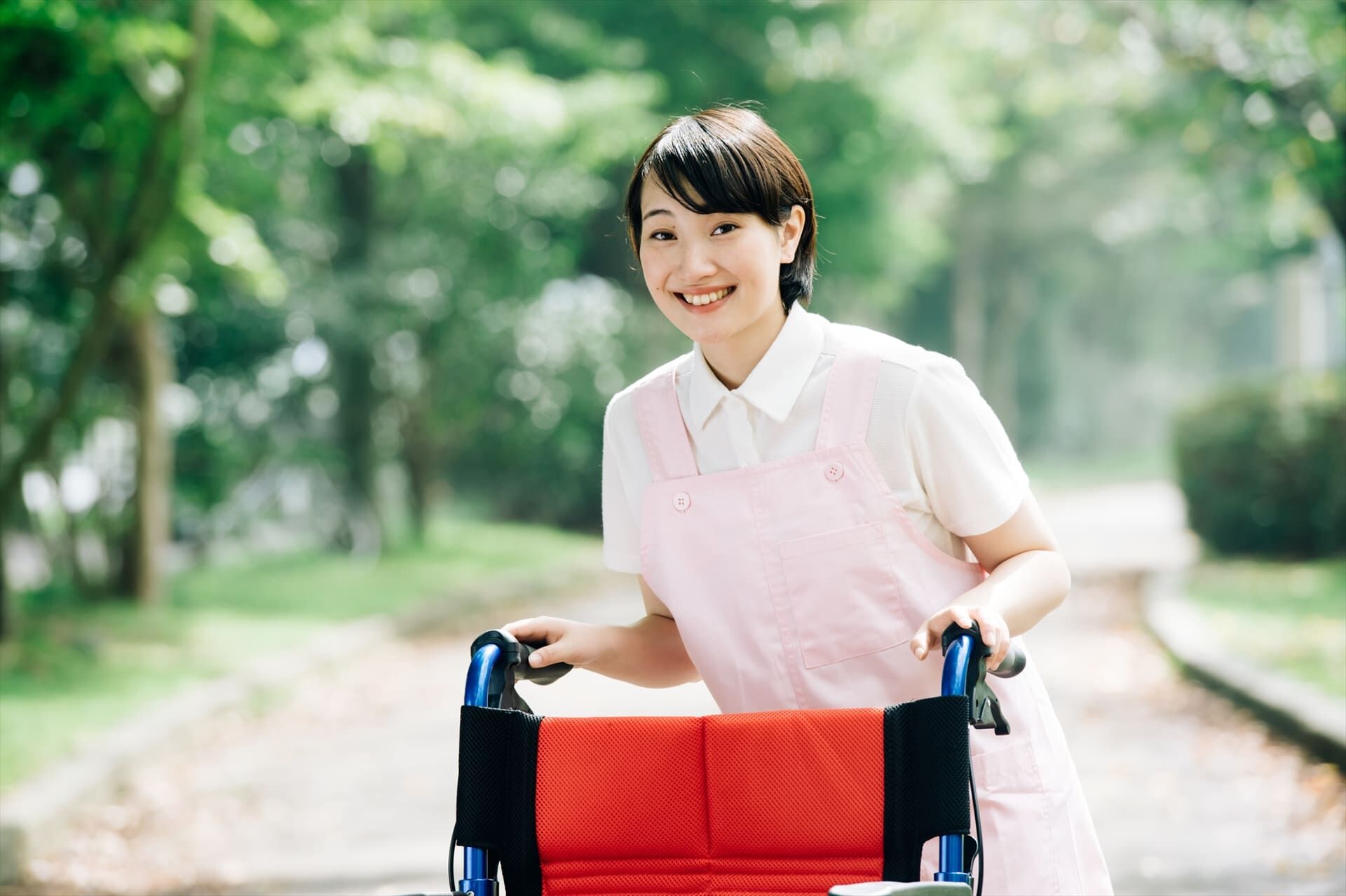 車椅子の移動をするスタッフ